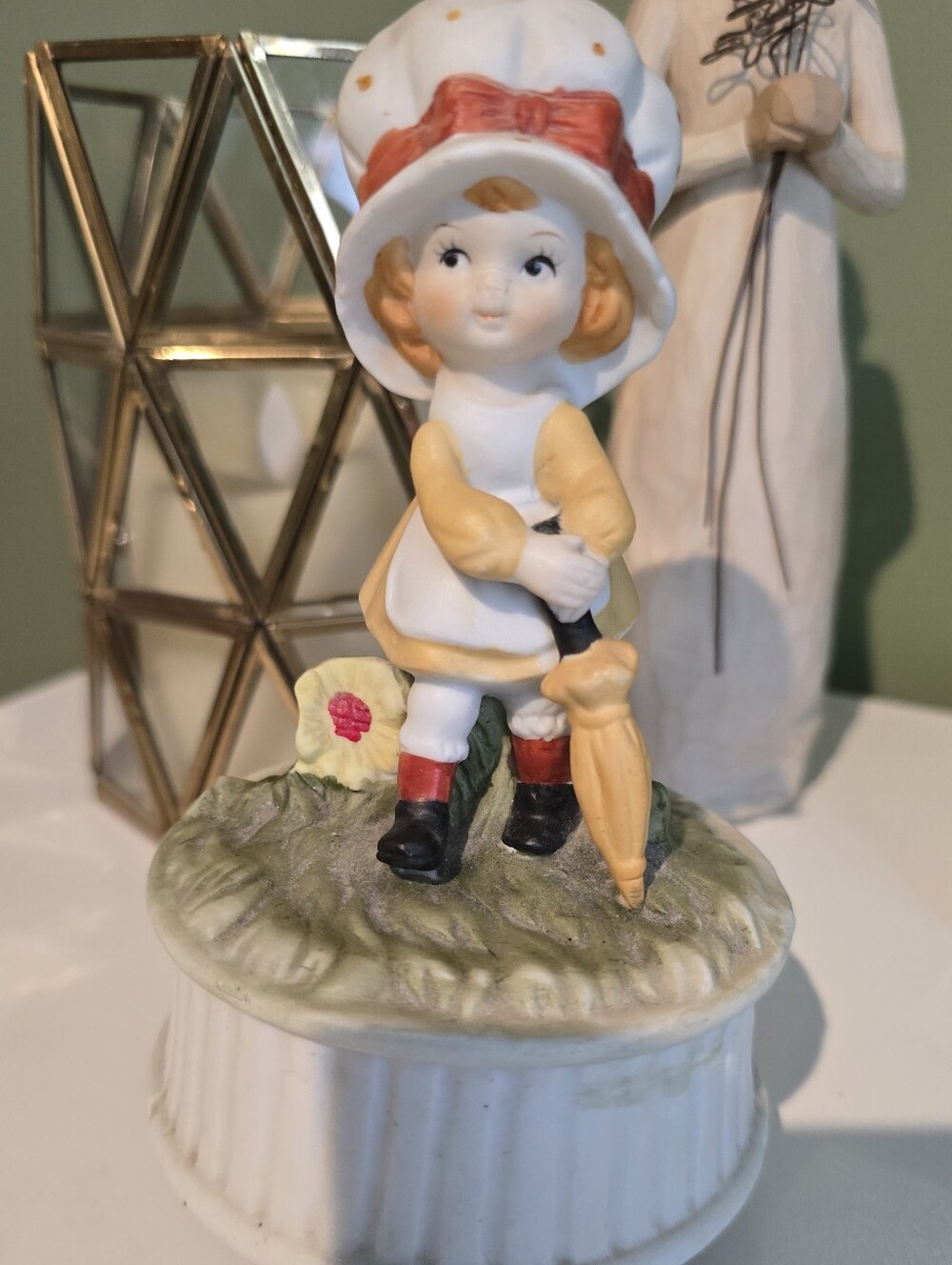 Vintage-Inspired Yellow Girl Figurine Music Box - Decorative Home Accent
